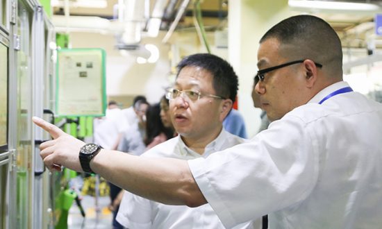 省经信厅调研组一行莅临z6com·尊龙参观调研